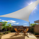 Amagenix vista frontal del toldo gris claro protegiendo terraza
