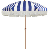 AMMSUN vista frontal de la sombrilla navy stripe mostrando sombra y estilo