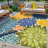 Arenarug alfombra exterior verde frontal mostrando patrón floral y atractivo estético