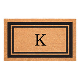 Calloway Mills felpudo frontal con borde negro mostrando monograma K y bienvenida elegante