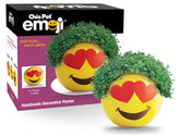 Chia emoji ojos de corazón vista frontal mostrando diseño y alegría decorativa