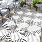 DiiKoo alfombra frontal mostrando patrón blanco y negro y protección exterior