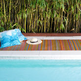 Fab Habitat vista frontal de la alfombra Cancun multicolor, aporta estilo exterior