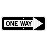 Faittoo frontal de la señal One Way visible y legible desde lejos