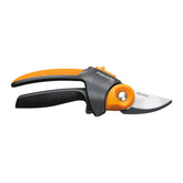Fiskars tijeras frontal mostrando forma y cierre seguro, mayor durabilidad