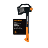 Fiskars X11 vista frontal con funda mostrando portabilidad y eficacia