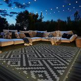 GENIMO alfombra exterior vista frontal mostrando diseño gris oscuro y patrones geométricos