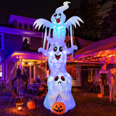 GOOSH fantasmas frente visible en jardín, destaca la decoración festiva