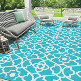 HEBE alfombra exterior frontal mostrando patrón geométrico y durabilidad