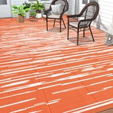 HEBE alfombra exterior vista frontal mostrando rayas y superficie impermeable para patios