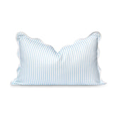 Hofdeco Premium vista frontal de la funda con rayas baby blue y borde scalloped, añade frescura