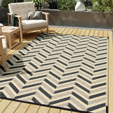 HUGEAR alfombra exterior frontal mostrando diseño moderno y colores negro beige