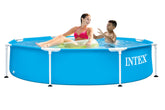 Intex vista frontal de la piscina mostrando estabilidad y fácil montaje