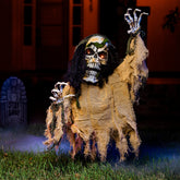 JOYIN zombie frontal en césped mostrando aspecto aterrador y atracción