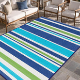 Kalafun vista frontal de la alfombra exterior mostrando rayas y colores