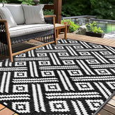 Kalafun vista frontal de la alfombra exterior con diseño negro y blanco, aporta estilo