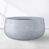 Kante maceta frontal 16" con acabado concreto real y aspecto contemporáneo