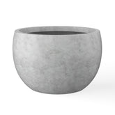 Kante maceta frontal gris pálido mostrando diseño moderno y resistencia