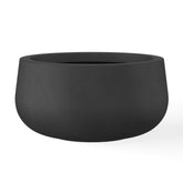 Kante maceta frontal de hormigón negro mostrando diseño moderno y resistencia