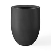 Kante maceta frontal negra mostrando diseño moderno y presencia elegante
