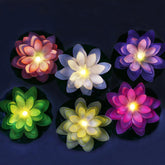 LACGO flor de loto frontal mostrando diseño realista y ambiente cálido