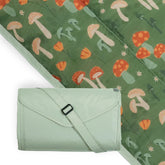 Little Unicorn manta empacada mostrando tamaño y estampado Woodland Mushroom, fácil transporte