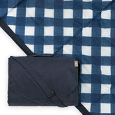 Little Unicorn vista frontal de la manta mostrando patrón Navy Plaid y estilo práctico