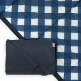 Little Unicorn vista frontal de la manta XL navy plaid, superficie amplia y diseño cómodo