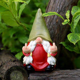 Middle Finger Female Gnome Statue vista frontal mostrando diseño travieso y color vintage
