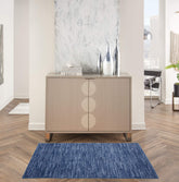 Nourison alfombra frontal azul marino mostrando color y corte limpio
