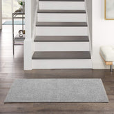 Nourison vista frontal gris plateado, aporta elegancia y resistencia