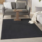 Nourison alfombra frontal en negro mostrando diseño y resistencia