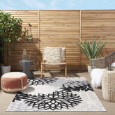 Nourison alfombra Aloha frontal mostrando diseño tropical y contraste en blanco y negro para estilo