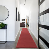 Nourison Essentials vista frontal del corredor, color brick red y aspecto elegante