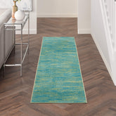 Nourison alfombra runner frontal mostrando color azul verdoso y diseño resistente