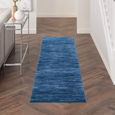 Nourison alfombra frontal runner mostrando color navy y elegancia