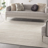 Nourison alfombra frontal mostrando color ivory beige y beneficio de elegancia neutra