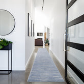 Nourison runner frontal mostrando el patrón azul gris y borde limpio, aporta estilo resistente