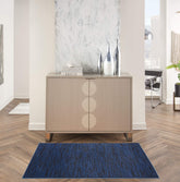 Nourison alfombra frontal mostrando color midnight blue y confort