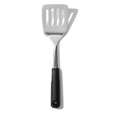 OXO espátula frontal mostrando pala ancha y diseño pulido para maniobras seguras