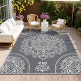 Pauwer alfombra exterior frontal mostrando patrón floral gris y durabilidad