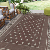 Pauwer alfombra exterior frontal mostrando patrón y borde marrón, mejora estética