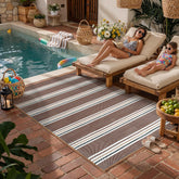 PureCozy alfombra frontal mostrando patrón a rayas y aspecto decorativo
