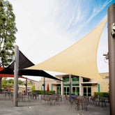 Royal Shade frontal del toldo desplegado mostrando color beige y cobertura amplia