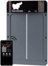 RUN-CHICKEN puerta frontal instalada en gallinero mostrando seguridad