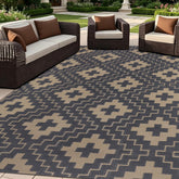 SAND MINE alfombra exterior frontal mostrando patrón gris y beige, aspecto elegante