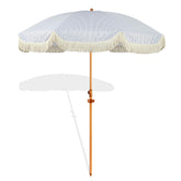 Seazul vista frontal de la sombrilla con flecos y rayas, protección y estilo