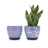 Selamica maceta frontal azul vintage que realza la decoración interior
