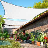 ShadeMart vista frontal del toldo blanco protegiendo patio