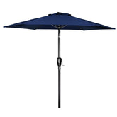 Simple Deluxe vista frontal de la sombrilla azul oscuro protegiendo una mesa